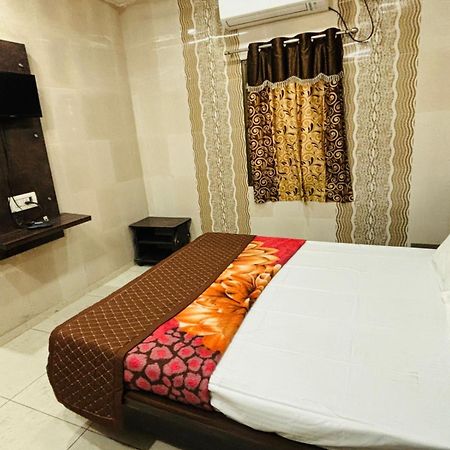 Hotel Shree Nath - 200 Meters From Dwarkadhish Temple エクステリア 写真