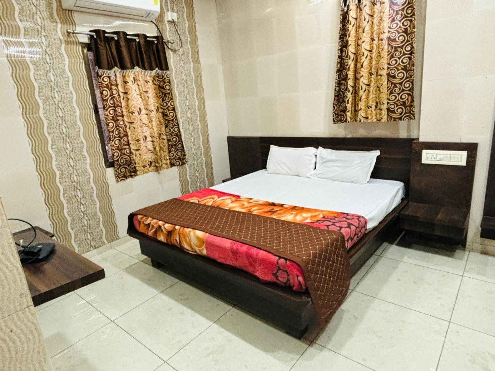 Hotel Shree Nath - 200 Meters From Dwarkadhish Temple エクステリア 写真